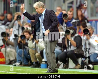 (Dpa) - Leverkusen's soccer coach Klaus Toppmoeller gesti ai suoi giocatori durante la Bundesliga partita FC Bayern Monaco contro la Bayer 04 Leverkusen a Leverkusen, Germania, 28 settembre 2002. La partita è finita 2:1 per il Leverkusen, che è la prima sconfitta per il Bayern Monaco di Baviera in la stagione di quest'anno. Foto Stock