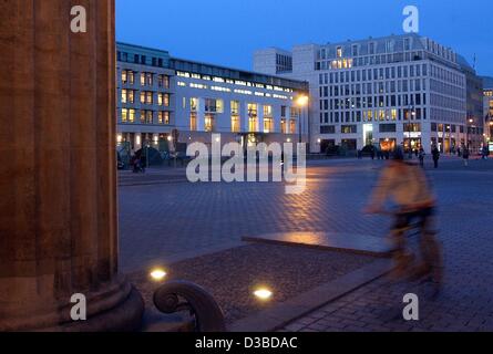 (Dpa) - Il nuovo edificio dell'ambasciata francese presso il Pariser Platz (Paris Square), visto dalla Porta di Brandeburgo (L, colonna) di Berlino, 20 gennaio 2003. La nuova ambasciata è di essere festively aperta il 23 gennaio 2003 da parte del Presidente francese. Foto Stock