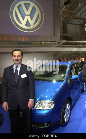 (Dpa) - Bernd Pischetsrieder, amministratore delegato del gruppo automobilistico Volkswagen, è in piedi di fronte alla VW Touran durante la presentazione ufficiale del nuovo modello di Wolfsburg, Germania, 13 gennaio 2003. Il Touran è un van basati sul modello della VW Golf. Foto Stock