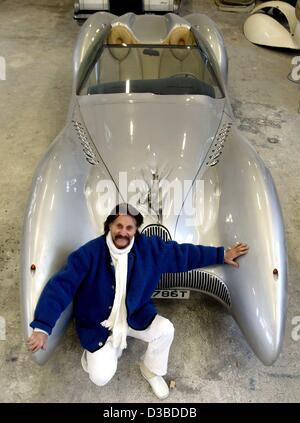 (Dpa) - Industrial designer Luigi Colani è orgogliosamente in posa con un Horch Colani C1 auto (500 hp, V8) nella sua officina di Karlsruhe in Germania, 13 gennaio 2003. La NATO di Berlino è stata la lotta contro dritto e forme angolare per decenni e in tutto il mondo. "Dove sono io è il centro del design', Co Foto Stock