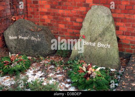 (Dpa) file - Le tombe di scrittore tedesco Bertolt Brecht (1898-1956) e sua moglie, attrice Helene Weigel (1900-1971), sul cimitero Friedhof Dorotheenstaedtischer a Berlino, Germania, 11 gennaio 1996. Brecht è nato il 10 febbraio 1898 ad Augusta nel la sezione bavarese dell'Impero tedesco e Foto Stock