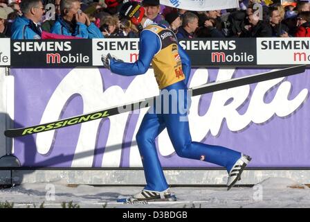 (Dpa) - Austrian ski jumper Martin Hoellwarth lascia il jumping hill solo su uno sci dopo il suo salto giudicata come un crash durante la ski jumping world cup, la seconda sta ge del torneo Four-Hill a Garmisch-Partenkirchen, in Germania, 1 gennaio 2003. Hollwarth raggiunto solo il decimo posto dopo Foto Stock