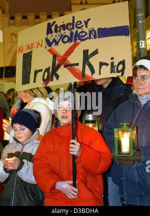 (Dpa) - Un ragazzo sorregge un cartello che recita "Kinder wollen keinen Irak-Krieg' (i bambini non vogliono la guerra in Iraq) durante una dimostrazione contro una possibile guerra in Iraq sulla Karlsplatz, comunemente chiamato Stachus, a Monaco di Baviera, 27 gennaio 2003. Foto Stock