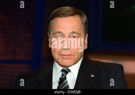 (Dpa) - Wolfgang Clement, economia tedesca e il ministro del Lavoro, mostrato durante un talkshow televisivi a Berlino, 12 gennaio 2003. Foto Stock