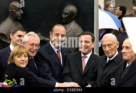 (Dpa) - Angela Merkel, Presidentessa della CDU tedesca partito, Bernhard Vogel, Primo Ministro dello stato di Turingia, il presidente francese Jacques Chirac e il cancelliere tedesco Gerhard Schroeder, Max Adenauer, figlio dell'ex Cancelliere tedesco Konrad Adenauer, e Philippe de Gaulle, figlio del per Foto Stock