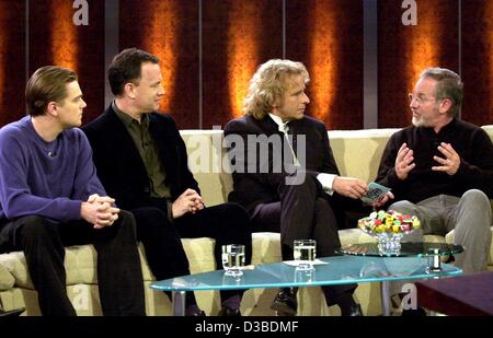 (Dpa) - Noi attori Leonardo DiCaprio (L) e Tom Hanks (2a da L) ascoltare come noi un film del regista Steven Spielberg (R) chat con il tedesco talkshow host Thomas Gottschalk durante il tedesco TV show "Wetten Dass...?" (bet che...?), a Böblingen, Germania, 25 gennaio 2003. Le stelle di Hollywood promosso loro Foto Stock