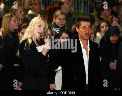 (Dpa) - Tedesco top model Nadja Auermann e suo marito, attore Wolfram Grandezka, arriva per il tedesco premiere del film 'Catch Me se puoi" a Berlino, 26 gennaio 2003. Foto Stock