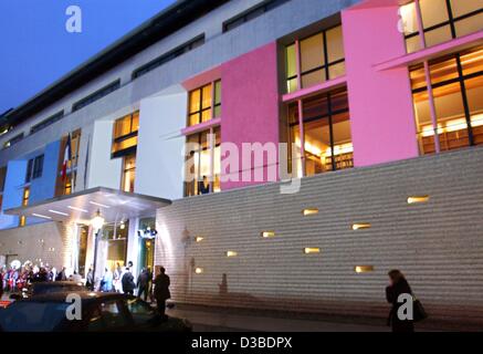 (Dpa) - La costruzione della nuova ambasciata francese è illuminata con i colori della bandiera francese, Berlino, 23 gennaio 2003. Il presidente francese ha inaugurato l'edificio il 23 gennaio. Il nuovo edificio a Pariser Platz (Paris Square, nei pressi di Porta di Brandeburgo costano 40 milioni di Euro. Esso è inteso come un simbolo Foto Stock