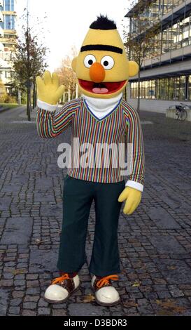 (Dpa) - Bert dal Sesame Street mostrano sorge in un vicolo di via onde e la sua mano nei locali dell'NDR (radio tedesca e la stazione televisiva) di Amburgo, 27 novembre 2002. In occasione del trentesimo compleanno di Sesame Street, Ernie e Bert visita celebrità su una prestazione tour attraverso la Germania. Foto Stock