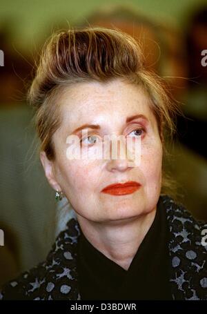 (Dpa file) - Austrian drammaturgo e scrittore Elfriede Jelinek raffigurato nella Francoforte, 21 ottobre 1999. È autrice di spettacoli teatrali e di romanzo 'Die Klavierspielerin' ('l'insegnante di pianoforte"), che è stato adattato per il cinema nel 2002 anno come 'La pianiste". Foto Stock