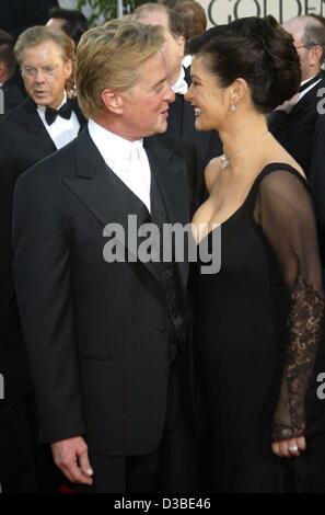 (Dpa) - Hollywood-giovane Michael Douglas e Catherine Zeta Jones arriva al sessantesimo Golden Globe Awards a Beverly Hills, 19 gennaio 2003. Foto Stock