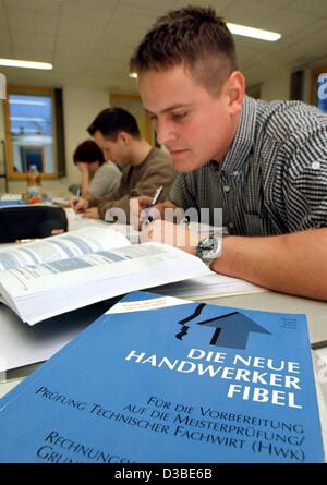 (Dpa) - alunni frequentano un corso di formazione professionale che conduce al 'Meister' (master) certificato di Francoforte sull'Oder, Germania orientale, 15 gennaio 2003. Il titolo del libro in primo piano si legge "il nuovo artigianato del lavoratore fibula'. Durante questa classe gli allievi imparano la commerciale e una base giuridica per la Foto Stock