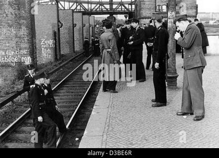 (Dpa file) - Ufficiali del francese di polizia militare e di polizia del settore sovietico stand su una piattaforma della stazione Gesundbrunnen della stazione ferroviaria di Berlino, 25 maggio 1949. Berlino ovest della stazione ferroviaria di lavoratori che sono stati pagati con la Reichsbahn (impero ferroviario) del settore sovietico, è andato a colpire il 21 maggio 1949 de Foto Stock