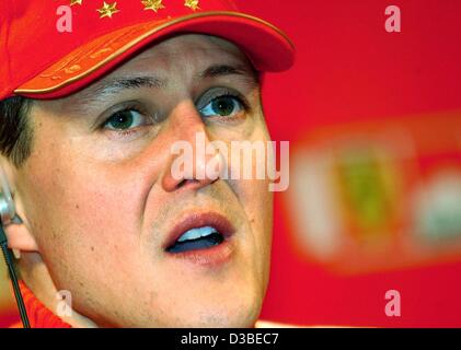 (Dpa) - Tedesco pilota di Formula 1 Michael Schumacher illustrato nel corso di una conferenza stampa durante la tradizionale tre giorni di incontro Ferrari a Madonna di Campiglio, 15 gennaio 2003. Foto Stock