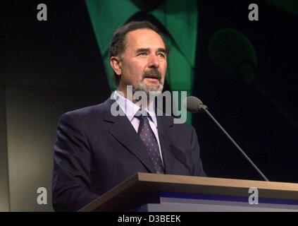 (Dpa) - Bernd Pischetsrieder, amministratore delegato del gruppo automobilistico Volkswagen, parla alla presentazione ufficiale della nuova VW Touran a Wolfsburg, in Germania, 13 gennaio 2003. Il Touran è un furgone compatto basato sul modello della VW Golf. Pischetsrieder ha ammesso che la VW è stata di entrare nel mercato in piena espansione o Foto Stock