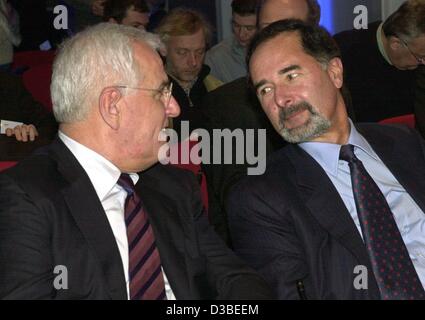 (Dpa) - Bernd Pischetsrieder (R), amministratore delegato del gruppo automobilistico Volkswagen, è in ascolto di Peter Hartz, VW boardmember responsabile per le risorse umane, alla presentazione ufficiale della nuova VW Touran a Wolfsburg, in Germania, 13 gennaio 2003. Il Touran è un furgone compatto basato sul modello della VW Vai Foto Stock