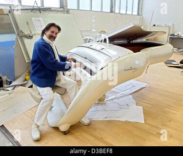 (Dpa) - Industrial designer Luigi Colani è in posa con un pianoforte a coda nella sua officina di Karlsruhe in Germania, 13 gennaio 2003. Musicisti come Lenny Kravitz e il principe proprio un tale elegantemente snellito Colani concert grand. La NATO di Berlino è stata la lotta contro dritto e forme angolare per decad Foto Stock