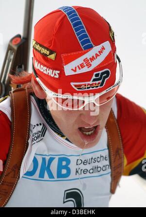 (Dpa) - biatleta tedesca Kati Wilhelm sprint al sesto posto in 7.5 km gara sprint di Coppa del Mondo di Biathlon di Oberhof in Germania, 8 gennaio 2003. Cinque donne tedesche sono tra i dieci migliori al fine ma non ci sono riusciti a finire sul podio. Foto Stock