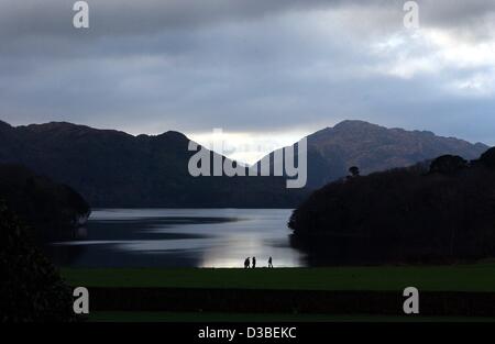 (Dpa) - i giardini di Muckross House vicino a Killarney sull'anello di Kerry, Irlanda occidentale, 4 gennaio 2003. La panoramica circle road è 160 km lungo e conduce intorno alla penisola di Kerry. Si tratta di una delle più belle strade costiere. Killarney è uno dei preferiti di località di vacanza in Irlanda. Foto Stock