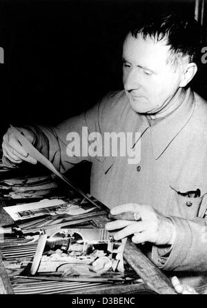 (Dpa file) - Tedesco autore e drammaturgo Bertholt Brecht guarda alcune foto, nella Germania orientale, 30 giugno 1955. Le foto sono state scattate durante le prestazioni del suo spettacolo teatrale "La Caucasian Chalk Circle" al Sarah-Bernhardt-teatro in Parigi. Bertolt Brecht nacque il 10 febbraio 1898 in Augsbu Foto Stock