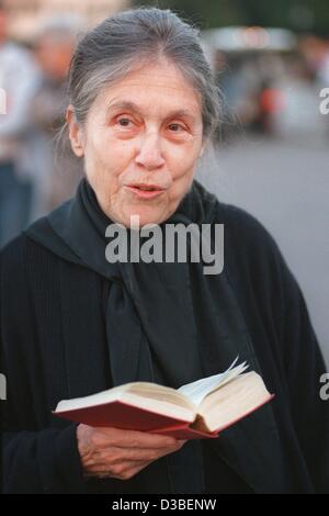 (Dpa file) - attrice tedesca Hanne Hiob, figlia di Bertholt Brecht e Marianne Zoff, legge una poesia di suo padre a Berlino, 23 settembre 1994. Foto Stock