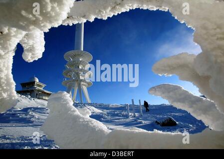 (Dpa) - ghiaccio freddo, sole e un sacco di neve e di ghiaccio che ricopre tutto fare un storybook scena invernale sul Brocken, la montagna più alta dell'Harz mountain range in Germania centrale, 7 gennaio 2003. Foto Stock