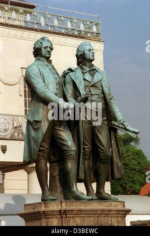 (Dpa file) - una scultura di poeti tedeschi Johann Wolfgang von Goethe (L, Francoforte sul Meno 1749 - Weimar 1832), e Friedrich Schiller (1759-1805) è in piedi di fronte tedesco del Teatro Nazionale di Weimar, Germania, 18 giugno 1998. Foto Stock