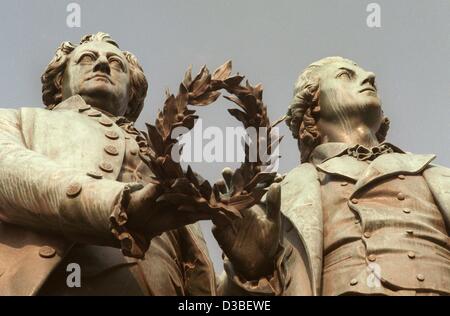 (Dpa file) - una scultura di poeti tedeschi Johann Wolfgang von Goethe (L, Francoforte sul Meno 1749 - Weimar 1832), e Friedrich Schiller (1759-1805) è in piedi di fronte tedesco del Teatro Nazionale di Weimar, Germania, 18 giugno 1998. Foto Stock