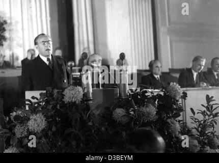 (Dpa file) - Otto Grotewohl (1894-1964), Primo Ministro della Repubblica democratica tedesca (RDT), durante la sua dichiarazione di politica di Berlino est, 12 ottobre 1949, cinque giorni dopo la fondazione dell'Est separato lo stato tedesco il 7 ottobre 1949. Foto Stock