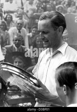 (Dpa file) - Gottfried von Cramm, uno della Germania di maggior successo i giocatori di tennis, sorrisi come egli vince il internazionali maschili torneo unico in Rothenbaum di Amburgo, 14 agosto 1949. Gottfried Freiherr von Cramm è nato il 7 luglio 1909 a Nettlingen, Germania, e morì di ferite di un incidente Foto Stock