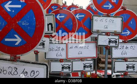 (Dpa) - Una matrice di N-segni di arresto viene messo nel centro di Berlino, 3 gennaio 2003. Pare che qualcuno ha voluto assicurarsi che assolutamente non auto bloccata la carreggiata... Foto Stock