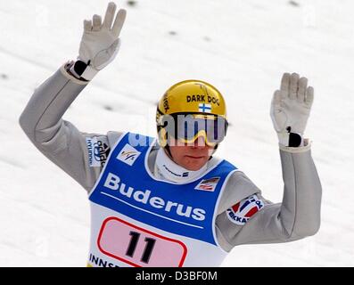 (Dpa) - finlandese ponticello sci Janne Ahonen cheers dopo la sua terza saltare durante la cinquantunesima quattro Hill nel torneo di Innsbruck, Austria, 4 gennaio 2003. Ahonen ha vinto il concorso di Innsbruck ed è leader della classifica generale al cinquantunesimo quattro Hill torneo. Foto Stock