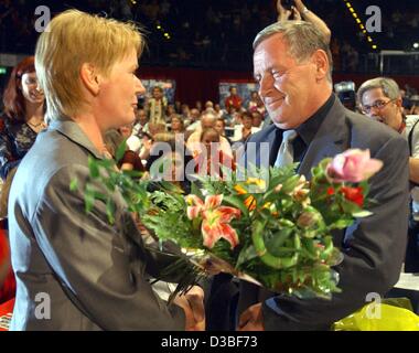 (Dpa) - Gabi Zimmer, finora presidentessa del partito comunista di PDS, si congratula con il suo successore, Lothar Bisky, alla festa speciale convenzione del PDS (gruppo del Partito del Socialismo Democratico) di Berlino, 28 giugno 2003. Bisky, che pure era stato il predecessore di Gabi Zimmer, è stato eletto presidente con un vot Foto Stock