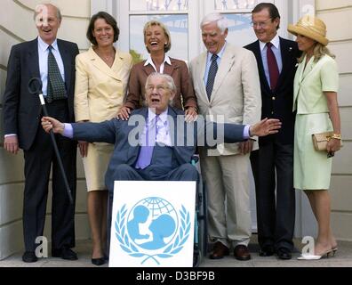 (Dpa) - Da L: Reinhard Schlagintweit, Presidente UNICEF Germania, Christina Rau, moglie del presidente tedesco e patrono di UNICEF, il tedesco UNICEF ambasciatori, talk show host e giornalista Sabine Christiansen e attore Joachim Fuchsberger, insieme con l'UNICEF internazionale ambasciatori Sir Foto Stock