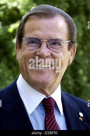 (Dpa) - Sir Roger Moore, attore britannico (James Bond) e ambasciatore internazionale delle Nazioni Unite del Fondo dei Bambini UNICEF, raffigurato in Berlino, 30 giugno 2003. Foto Stock