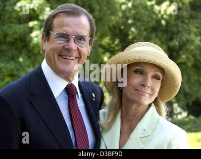 (Dpa) - Sir Roger Moore, attore britannico (James Bond) e ambasciatore internazionale delle Nazioni Unite del Fondo dei Bambini UNICEF, e sua moglie Christina Tholstrup raffigurato nella Berlino, 30 giugno 2003. Foto Stock