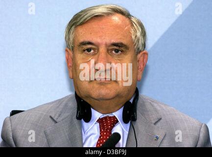 (Dpa) - Il Primo Ministro francese Jean-Pierre Raffarin illustrato nel corso di una conferenza stampa a Berlino, 26 giugno 2003. Foto Stock