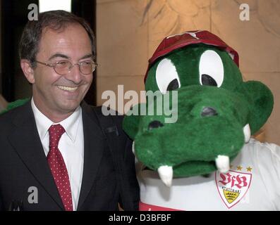 (Dpa) - Erwin Staudt, il nuovo presidente del calcio tedesco club VfB Stuttgart, pone accanto al club la mascotte chiamato 'Fritzchen' in Fellbach, Germania, 26 giugno 2003. Stoccarda si è classificato secondo nelle ultime Bundesliga prima divisione league. Foto Stock