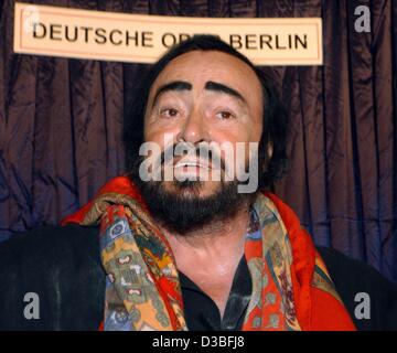 (Dpa) - Italian Star tenor Luciano Pavarotti dà una conferenza stampa a Berlino, 25 giugno 2003. Il 28 giugno Pavarotti sarà in grado di cantare la parte di Mario Cavaradossi in 'Tosca' in scena alla Deutsche Oper di Berlino. Tutti i 2.000 biglietti sono stati venduti mesi fa. Pavarotti's ultima performance di Berlino è stato quindici anni fa. Foto Stock