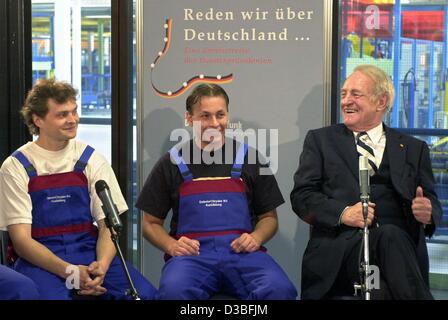 (Dpa) - Il Presidente tedesco Johannes Rau parla con giovani apprendisti presso la fabbrica DaimlerChrysler di Brema, Germania, 10 giugno 2003. Rau è attualmente in tournée in Germania sotto il motto "Reden wir ueber Deutschland..." (parliamo di Germania...). In otto città sta tenendo colloqui con i giovani Foto Stock
