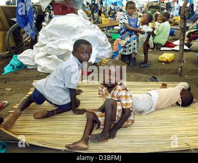 (Dpa) - Centinaia di congolesi vive in tende in un campo profughi a Bunia, nella Repubblica democratica del Congo, 10 giugno 2003. La Croce Rossa ha dichiarato che i nuovi scontri nella città di Bunia, dove una forza multinazionale di pace sta per essere distribuita, ucciso almeno quattro persone. Centinaia di milizia figh Foto Stock