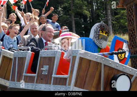 (Dpa) - Danish principessa Benedikte (C) detiene sul suo cappello durante il proprietario del gruppo Lego, Kjeld Kirk Kristiansen, si siede accanto a lei e sorrisi durante la corsa di apertura di un lego roller coaster presso il parco Legoland vicino Guenzenburg, Germania, 26 giugno 2003. La principessa ha inaugurato il nuovo rullo coa Foto Stock