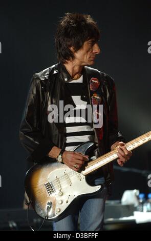 (Dpa) - Il chitarrista dei Rolling Stones, Ron Wood, compie durante il primo concerto della tappa europea delle pietre l' attuale Licks World Tour, a Monaco di Baviera, 4 giugno 2003. Le pietre suonato canzoni dal loro 41 anni di storia della band e come la loro canzone finale, loro mega hit 'Soddisfazione'. Dopo tre c Foto Stock