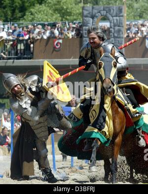 (Dpa) - Un Cavaliere armato sul suo cavallo attacchi in al galoppo con una lancia il suo avversario a piedi durante il medioevo 'Maximilian Ritterspiele' (Maximilian knight giostra) in Horb, Germania, 21 giugno 2003. La giostra risale alla visita dell'imperatore tedesco nella città di Horb nel 1498. Il festival Foto Stock