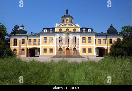 (Dpa) - Una vista del castello barocco di Belvedere vicino a Weimar, Germania, il 2 giugno 2003. Il castello fu costruito dal 1728 al 1748, come una residenza estiva per il duca Ernst August di Weimar. Insieme con un numero di monumenti di "classica Weimar' il castello è stato aggiunto alla lista del patrimonio mondiale dell'UNESCO nel 1991 Foto Stock