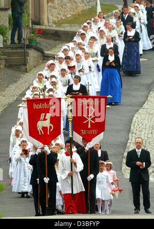 (Dpa) - Un sorabo processione celebra la festa del Corpus Domini è condotto da un gruppo di damigelle e marche attraverso la cittadina di Crostwitz, Germania, 19 giugno 2003. La processione della Cattolica sorbi traditonally è guidato da damigelle, il cosiddetto 'Druschki', che sono vestiti nei loro traditio Foto Stock