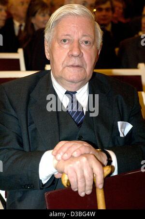 (Dpa) - l'ex cancelliere tedesco Helmut Schmidt è raffigurato nel corso di una cerimonia di premiazione a Berlino, 18 giugno 2003. Nato il 18 dicembre 1918 ad Amburgo, ha servito come ministro della Difesa dal 1969 al 1972, e come il Ministro delle Finanze dal 1972, sino alla sua elezione come cancelliere nel 1974. Dopo 13 anni di potere Schm Foto Stock