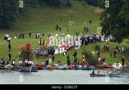 (Dpa) - una processione celebra la festa del Corpus Domini si sposta verso il basso per l'isola di Woerth al lago Staffel in Seehousen, Germania, 19 giugno 2003. La festa del Corpus Domini è una chiesa cattolica festa religiosa che celebra il corpo e il sangue di Gesù Cristo. Papa Urbano IV costituito che la hol Foto Stock