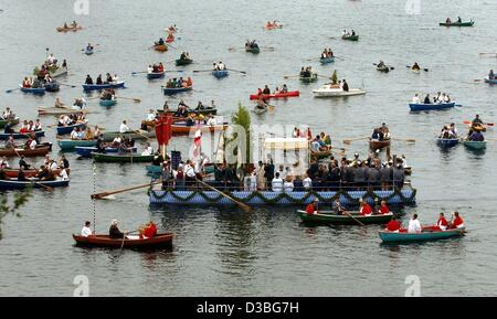 (Dpa) - grandi e piccole barche a remi si riuniscono attorno alla barca principale della processione che celebra la festa del Corpus Domini sul lago Staffel in Seehousen, Germania, 19 giugno 2003. La festa del Corpus Domini è una chiesa cattolica festa religiosa che celebra il corpo e il sangue di Gesù Cristo. Po Foto Stock