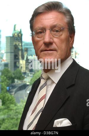 (Dpa) - Karl Kauermann, Presidente della Berliner Volksbank, tedesco delle finanze e istituto bancario, durante un equilibrio conferenza stampa a Berlino, 23 giugno 2003. Essa è stata annouced durante la conferenza che la Berliner Volksbank', il più grande della Germania, co-operative bank, è ancora dipendente sulle sovvenzioni da th Foto Stock